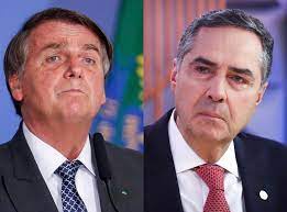 Bolsonaro volta a criticar Barroso por causa de sistema eleitoral