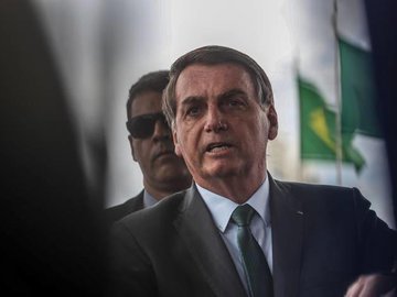 Em uma transmissão pela internet no dia 7 de junho, Bolsonaro disse que marcou um encontro com 'cinquenta embaixadores' para discutir o assunto.