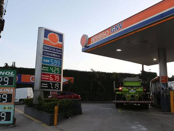 Gasolina vai cair R$ 1,55 o litro com redução de impostos, diz governo