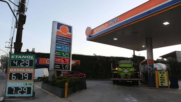 Gasolina vai cair R$ 1,55 o litro com redução de impostos, diz governo