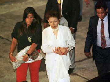 Jorgina de Freitas chegando à Superintendência da Polícia Federal, após desembarcar na base aérea do Galeão, vinda da Costa Rica, onde estava refugiada