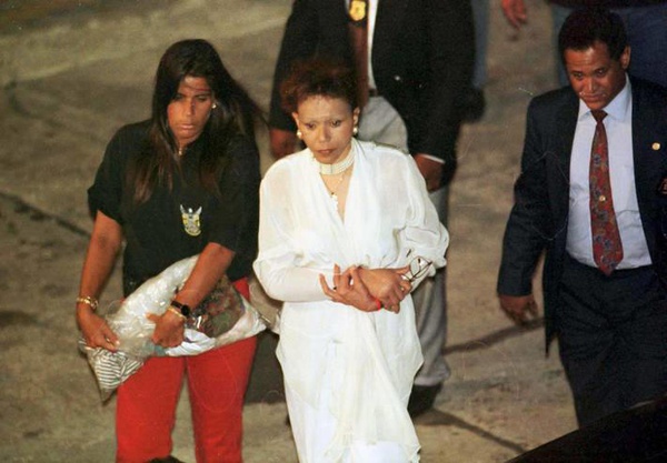 Jorgina de Freitas chegando à Superintendência da Polícia Federal, após desembarcar na base aérea do Galeão, vinda da Costa Rica, onde estava refugiada