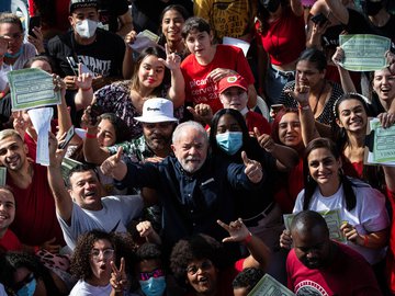 Lula divulga foto com apoiadores duplicados e vira alvo nas redes