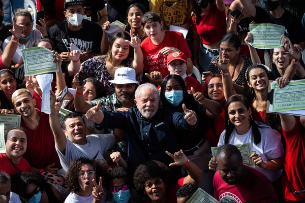 Lula divulga foto com apoiadores duplicados e vira alvo nas redes