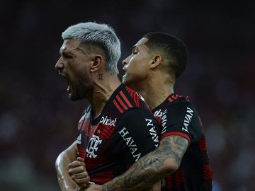 Uruguaio marca os gols da vitória de 2 a 0 na Copa do Brasil