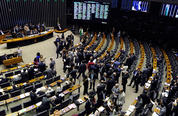 Câmara flexibiliza trabalho para mães e pais e tira obrigação de local para bebês em empresas