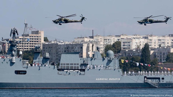 Fragara russa em Sebastopol. Celebrações do Dia da Marinha russa foram canceladas na região