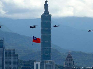 Helicópteros sobre a capital Taipei antes do Dia Nacional de Taiwan, em 2021