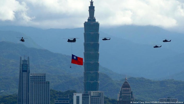 Helicópteros sobre a capital Taipei antes do Dia Nacional de Taiwan, em 2021