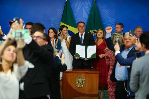 Jair Bolsonaro sanciona piso nacional da enfermagem acompanhado da primeira-dama, Michelle, e dos ministros Ciro Nogueira (Casa Civil) e Marcelo Queiroga (Saúde) e do presidente da Câmara, Arthur Lira