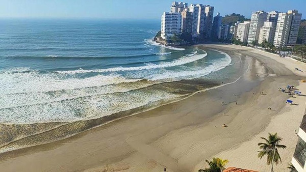 Mancha escura no mar chama atenção de banhistas no Guarujá