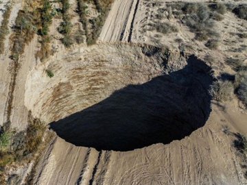 Uma enorme cratera circular que surgiu no Chile continua a crescer e a preocupar a comunidade científica.