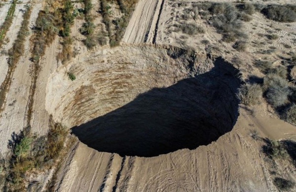 Uma enorme cratera circular que surgiu no Chile continua a crescer e a preocupar a comunidade científica.