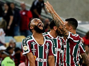 Fluminense bate Flamengo e dorme na vice-liderança do Brasileiro