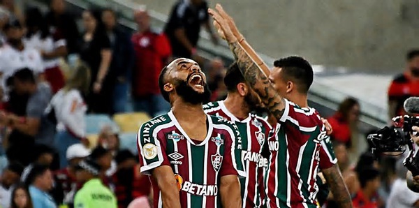 Fluminense bate Flamengo e dorme na vice-liderança do Brasileiro