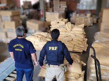 PRF apreende 14 toneladas de produto desconhecido com nota fiscal falsa em Teresina