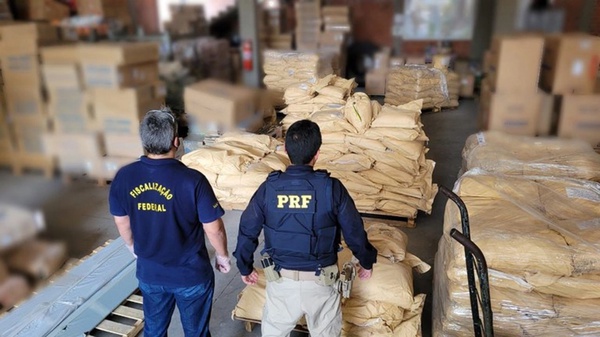 PRF apreende 14 toneladas de produto desconhecido com nota fiscal falsa em Teresina