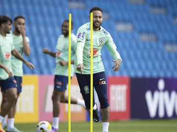 Técnico Tite testa quinteto ofensivo na partida que começa às 15h30