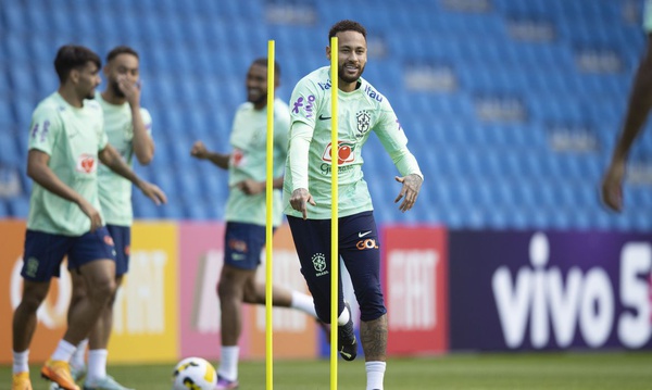 Técnico Tite testa quinteto ofensivo na partida que começa às 15h30