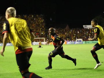 Vagner Love comemora gol em vitória do Sport sobre o Náutico