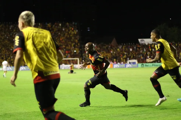 Vagner Love comemora gol em vitória do Sport sobre o Náutico