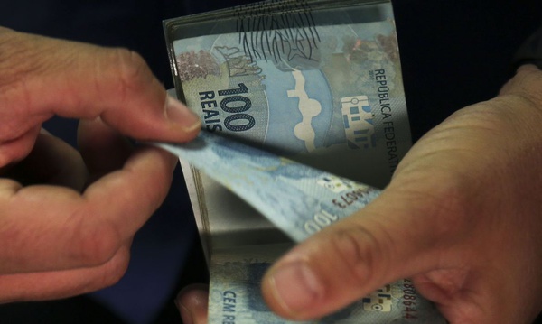 Valor mínimo do Auxílio Brasil é de R$ 600 para cada família