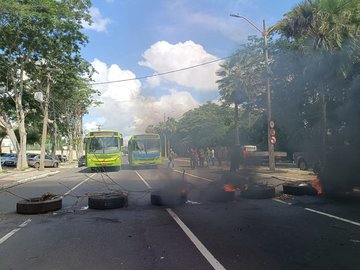 Em protesto, motoristas queimam pneus e fecham Avenida Marechal Castelo Branco