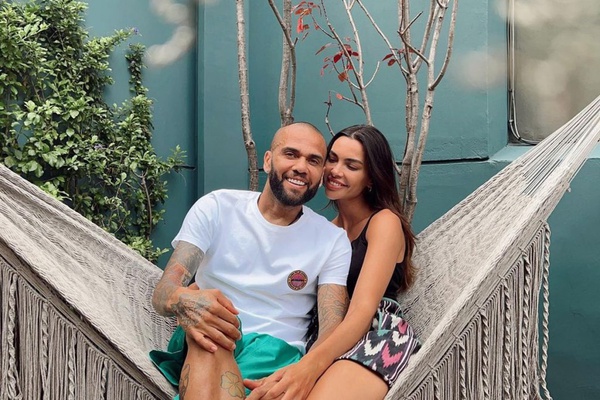 Esposa de Daniel Alves apaga fotos que tinha com o jogador