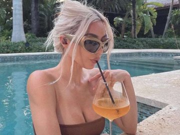 Kim Kardashian bebendo na piscina