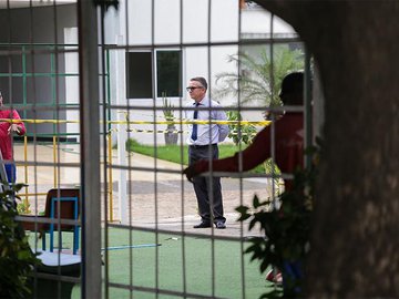 O delegado Renato Cordeiro e a perícia da Polícia Civil do Maranhão permaneceram por 1hora no condomínio onde a criança morreu