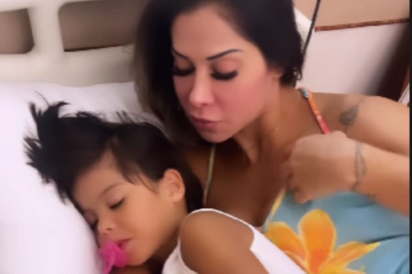 Maíra Cardi e Sophia no hospital