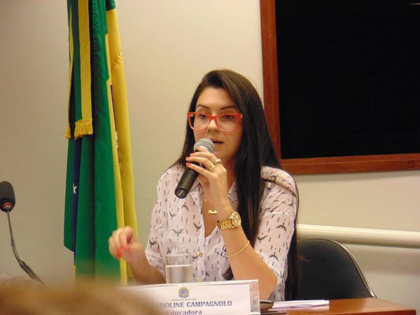 Ana Caroline Campagnolo em sua cadeira na Câmara dos Deputados