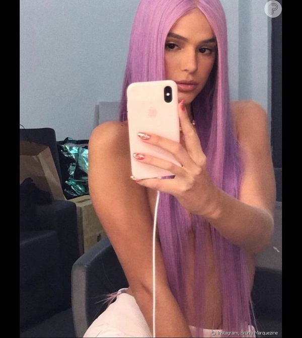 Bruna Marquezine estrela ensaio com looks sporty e cabelo lilás