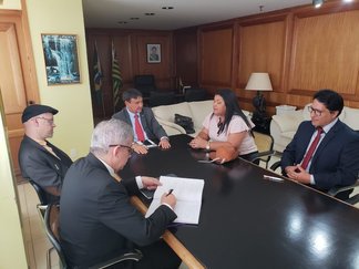 Governador se reúne com representantes do movimento das mulheres e da juventude