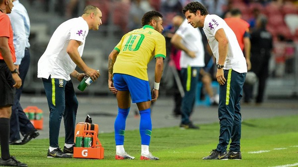 Neymar sente a coxa no amistoso Brasil x Nigéria