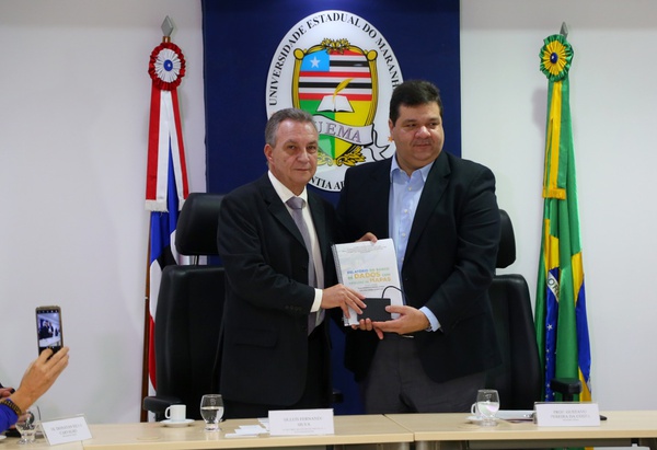Secretário Luis Fernando e reitor da Uema, Gustavo Pereira, durante entrega do relatório do banco de dados e caderno de mapas do ZEE, que aconteceu em agosto