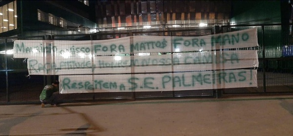Organizada do Palmeiras estende faixas de protesto no Allianz Parque