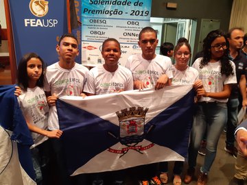 Alunos da rede municipal recebem medalhas nas Olimpíadas Brasileiras de Química e Ciências