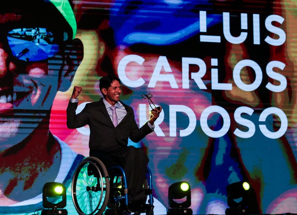Luís Carlos Cardoso recebe prêmio de melhor atleta da paracanoagem em 2019
