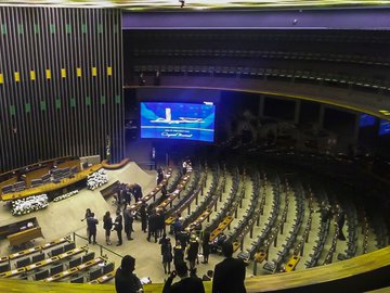 Comandada por Maia, cerimônia de posse de deputados começa na Câmara
