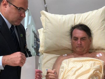 Ontem, ele assinou decretos na cama do Hospital Albert Einstein