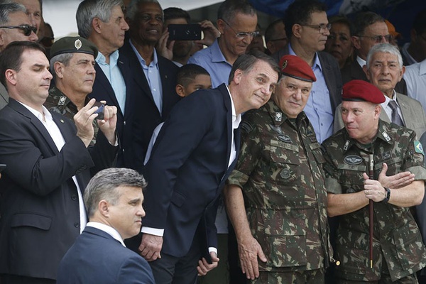 Ordem de celebrar golpe é criticada até por apoiadores de Bolsonaro
