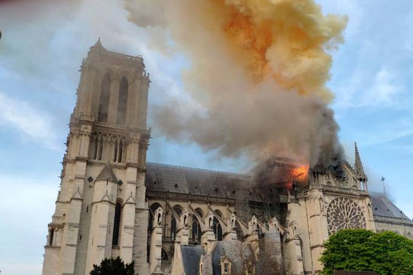 Catedral de Notre Dame: uma das catedrais mais antigas da França foi acometida por um incêndio