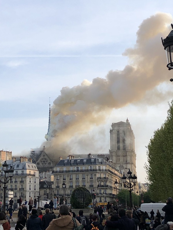 Incêndio atinge catedral de Notre Dame, em Paris