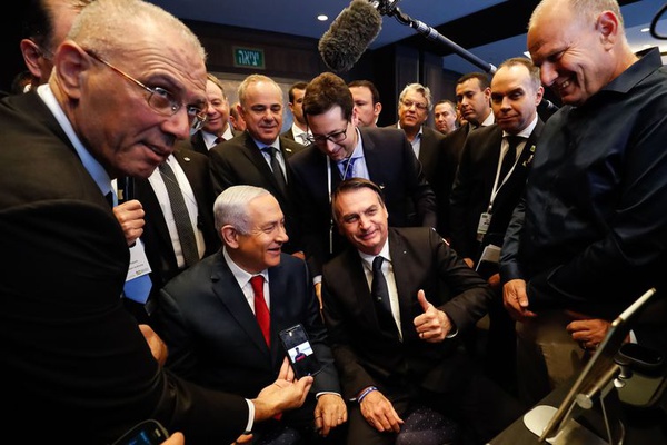 O presidente Jair Bolsonaro e o primeiro-ministro de Israel, Benjamin Netanyahu, visitam exposição de produtos de empresas de inovação, em Jerusalém