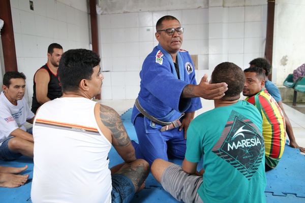 Pacientes em tratamento no Centro de Assistência Psicossocial Álcool e Drogas iniciaram aulas de jiu-jítsu