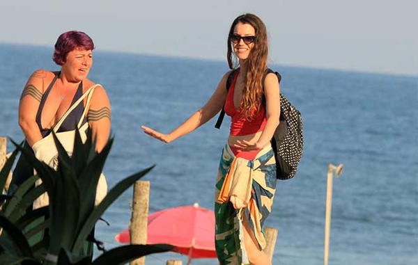 Nathalia Dill curte passeio em praia em dia de folga
