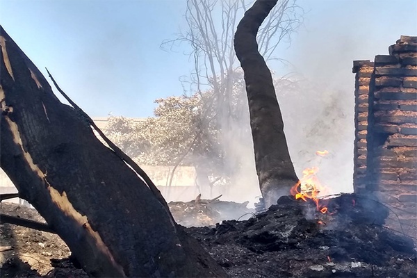 Bombeiros entram no 4º dia de combate a incêndio em fábrica na zona Sul de Teresina