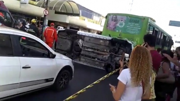 Com o forte impacto, carro virou lateralmente; ninguém ficou ferido.