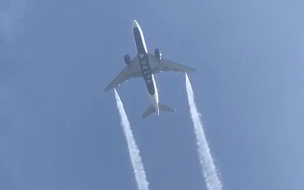 Boeing da Delta esvazia tanques de combustível em pleno ar antes do pouso de emergência no aeroporto de Los Angeles